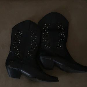 Black cowgirl boots